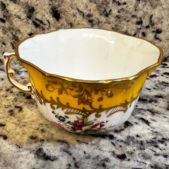 Hammersley bone China yellow teacup with gold trim and floral design - Picture 3 of 8
